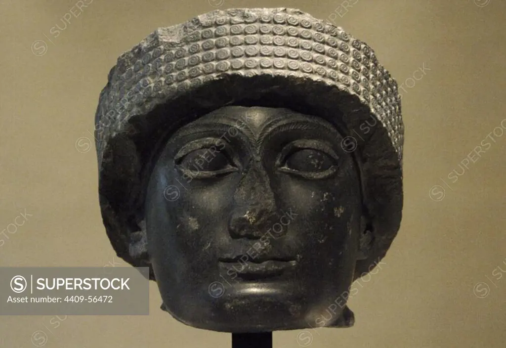 ARTE MESOPOTAMICO. SUMERIO. CABEZA CON TURBANTE DE GUDEA, príncipe, patesi o ensi de Lagash. (Hacia a. C 2120). Escultura realizada en diorita. Tello, antigua ciudad de Girsú. (Irak). Museo del Louvre. París. Francia.