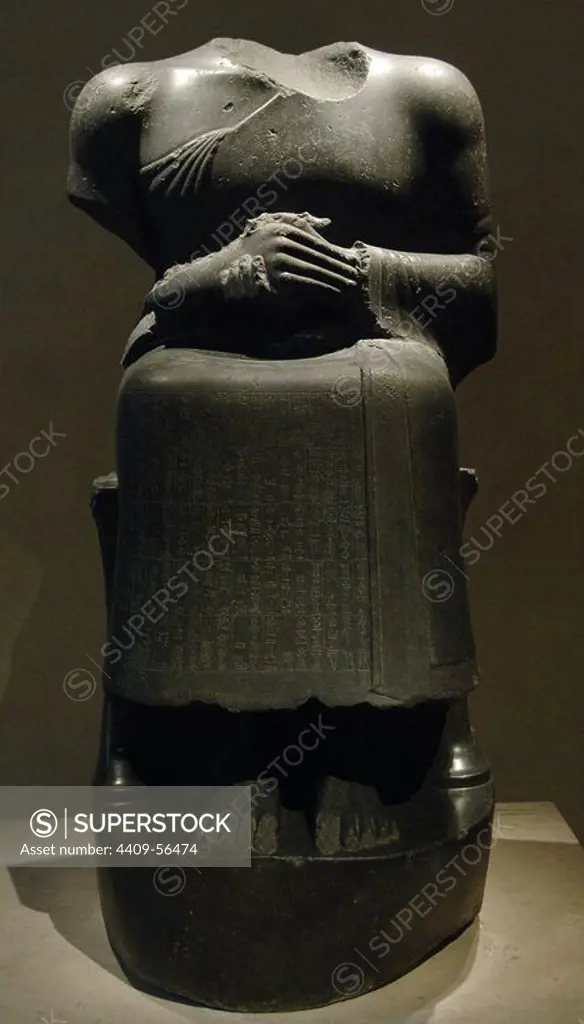 ARTE MESOPOTAMICO. SUMERIO. Escultura de GUDEA, príncipe, patesi o ensi de Lagash. (Hacia a. C 2120). Escultura realizada en diorita, llamada la"colosal". Dedicada a la diosa Ningirsu. Tello, antigua ciudad de Girsú. (Irak). Museo del Louvre. París. Francia.