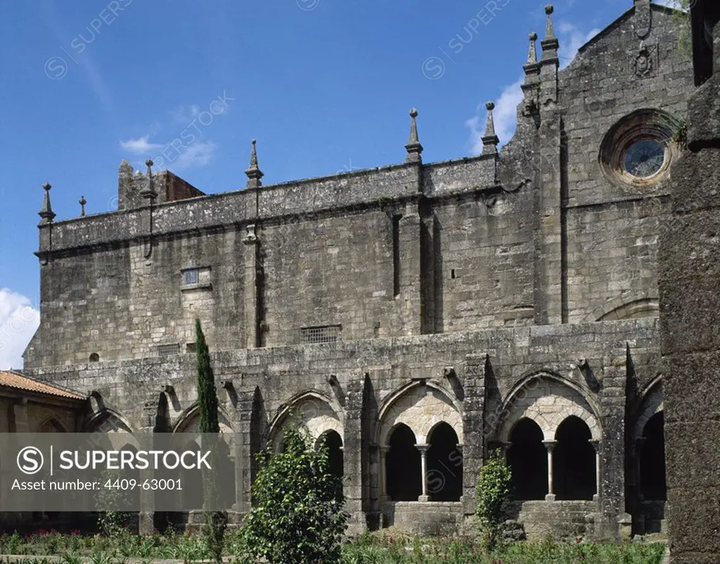 Spain, Galicia, province of Pontevedra, Tui. Cathedral of Saint Mary. Its construction began in the 12th century. Partial view of the medieval cloister, Cistercian Gothic style, 13th century. Remodeled in the 15th century.