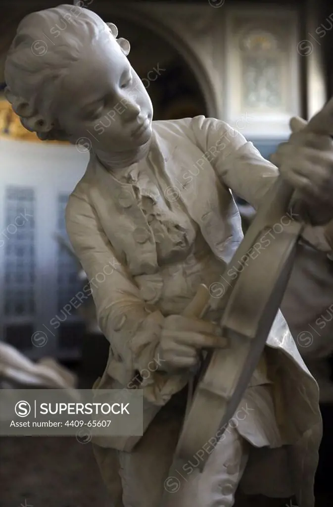 Wolfgang Amadeus Mozart (1756-1791). Austrian composer. Sculpture of Mozart child playing the violin by Louis-Ernest Barrias (1841-1905). Carlsberg Glyptotek Museum. Copenhagen. Denmark.