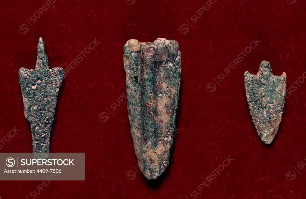 Arrowheads, primitive era. Museum of archaeology, Seville. Spain. Location: MUSEO ARQUEOLOGICO-COLECCION. Sevilla. Seville. SPAIN.