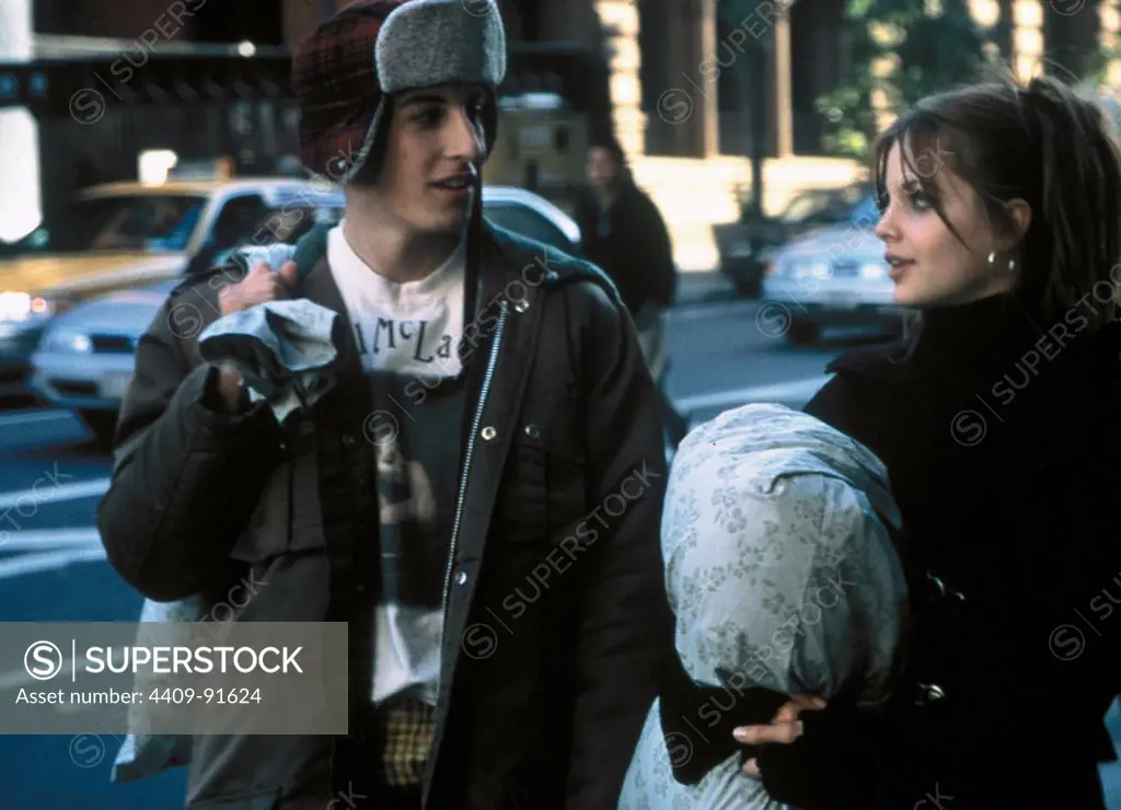 JASON BIGGS and MENA SUVARI in THE LOSER (2000) -Original title: LOSER-, directed by AMY HECKERLING.