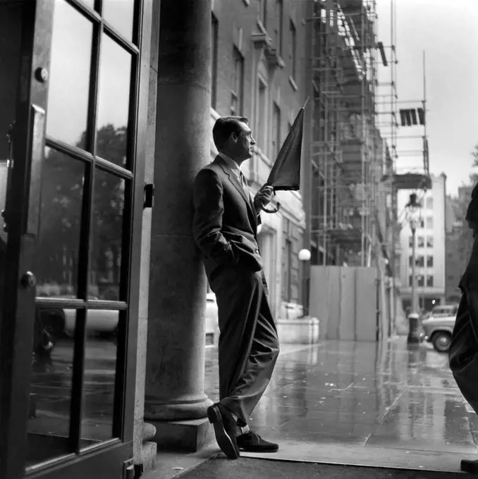 CARY GRANT.