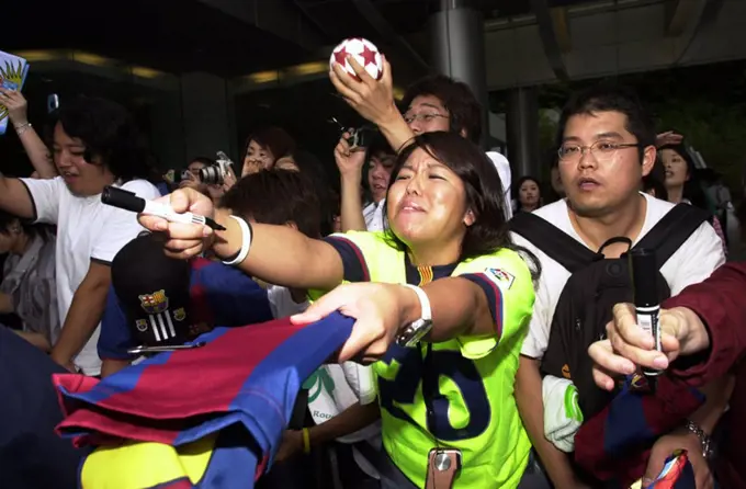 12 / 02 / 2001; Tokyo, Japanese Fans from FC Barcelona soccer team, the days team played at Yokohama and Tokyo in 2005 matches vs Yokohama Marinos and Tokyo Verdi teams.