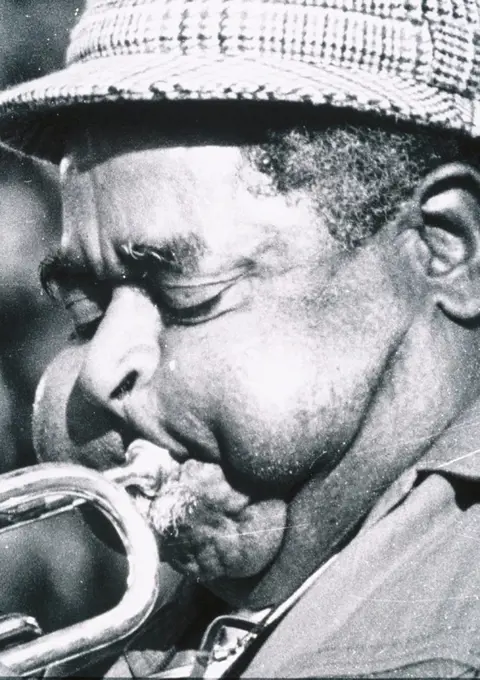 El trompetista y compositor de jazz Dizzy Gillespie.