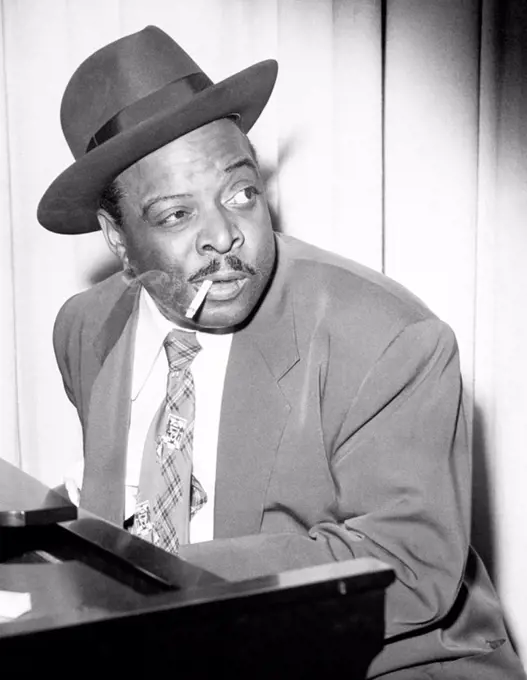 Count Basie, pianista de jazz estadounidense, en el año 1941.