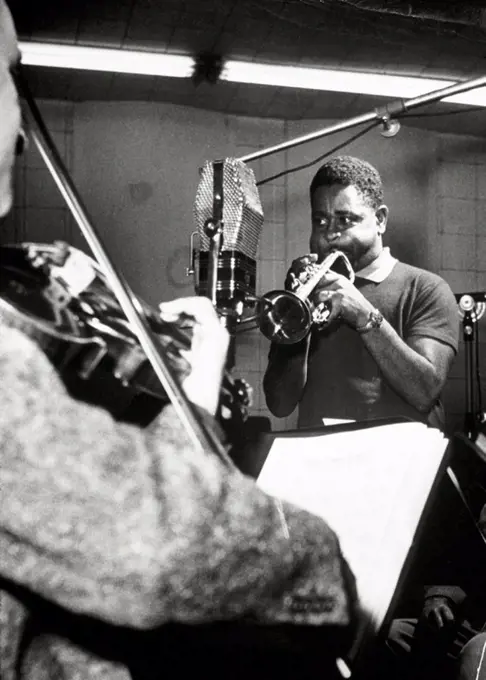 Dizzy Gillespie en un estudio de grabacion.