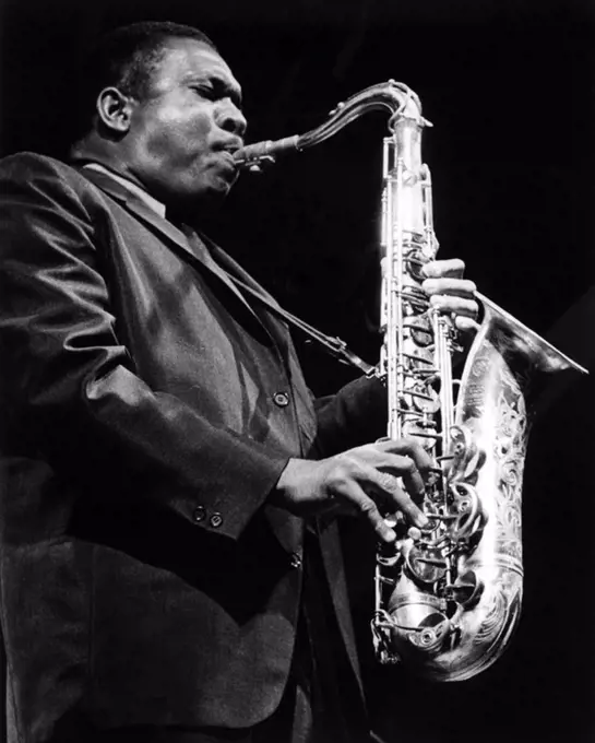 El saxofonista y compositor de jazz John Coltrane en un concierto, años 60.