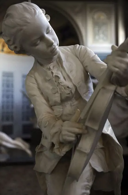 Wolfgang Amadeus Mozart (1756-1791). Austrian composer. Sculpture of Mozart child playing the violin by Louis-Ernest Barrias (1841-1905). Carlsberg Glyptotek Museum. Copenhagen. Denmark.