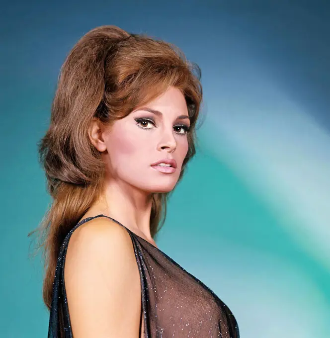 RAQUEL WELCH in SHOOT LOUD, LOUDER... I DON'T UNDERSTAND (1966) -Original title: SPARA FORTE, PIU FORTE... NON CAPISCO-, directed by EDUARDO DE FILIPPO.