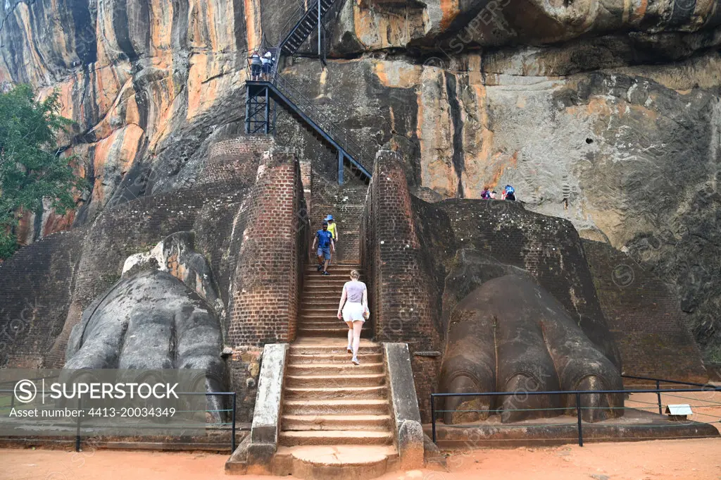 Tourists on the lion's staircase going to the summit of the Lion's rock, former capitale of king Kasyapa from 477 to 495. Sirigiya. Sri-Lanka.