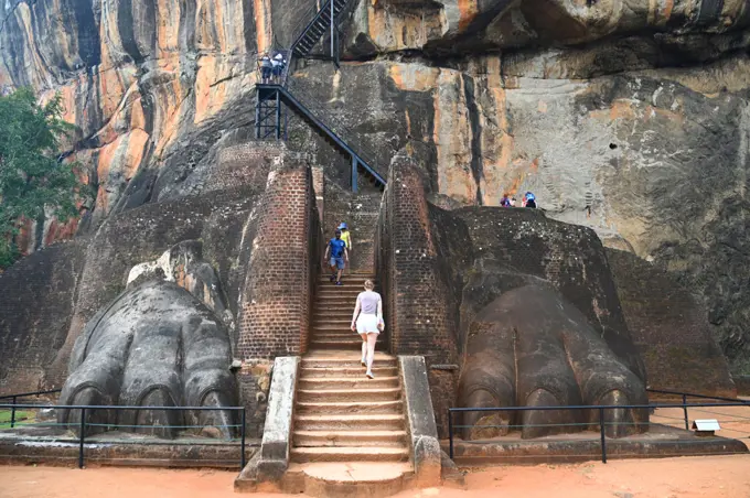 Tourists on the lion's staircase going to the summit of the Lion's rock, former capitale of king Kasyapa from 477 to 495. Sirigiya. Sri-Lanka.