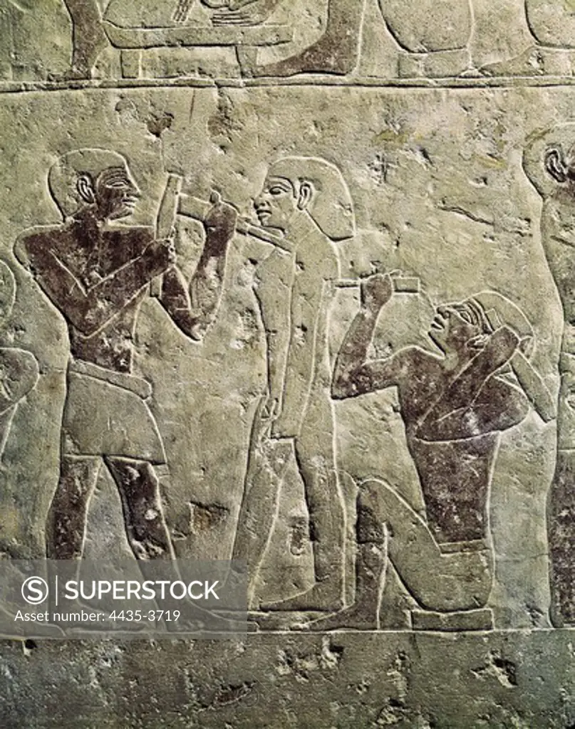 Relief depicting two sculptors carving a statue. 2325 BC. Egyptian art. Old Kingdom. Relief on rock. EGYPT. CAIRO. Cairo. Egyptian Museum. Proc: EGYPT. CAIRO. Saqqara. Mastaba of Kaemrehu.