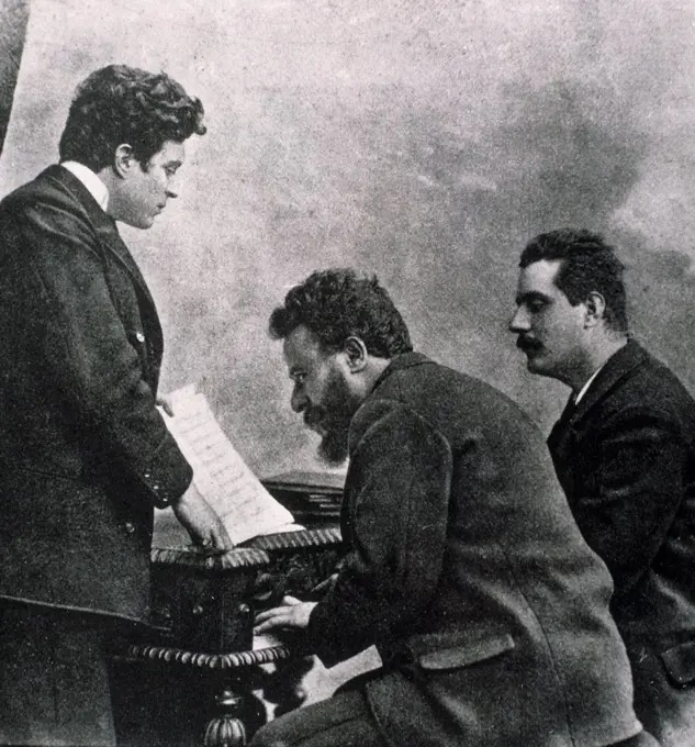 From left to right, the composers Pietro Mascagni, Albero Franchetti and Giacomo Puccini before the piano.