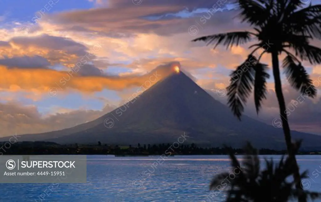 Mayon volcano near Legazpi City, eruption at sunset, Legazpi, Luzon Island, Philippines, Asia