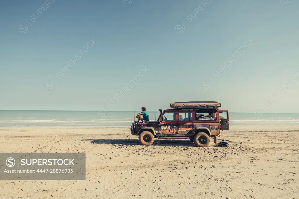 Off-road vehicle on 80 Mile Beach in Western Australia, Australia, Indian Ocean, Oceania;