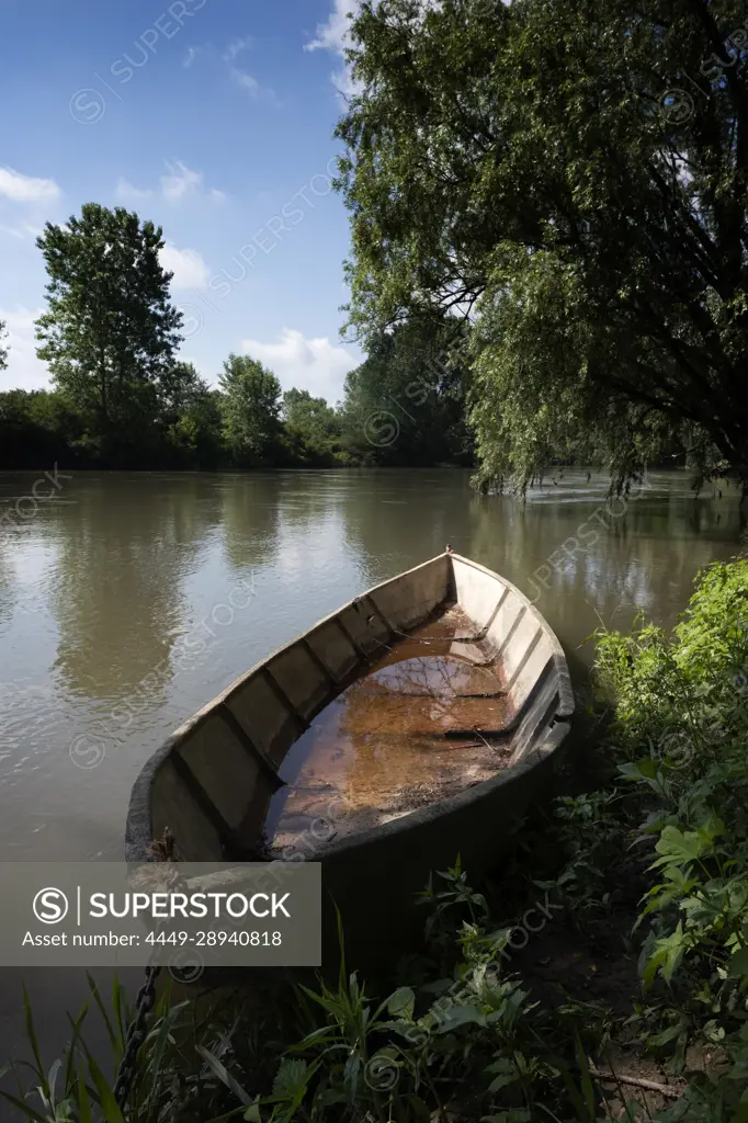 Old fishing boat on the banks of the Oglio, Drizzona, Cremona province, Italy, Europe