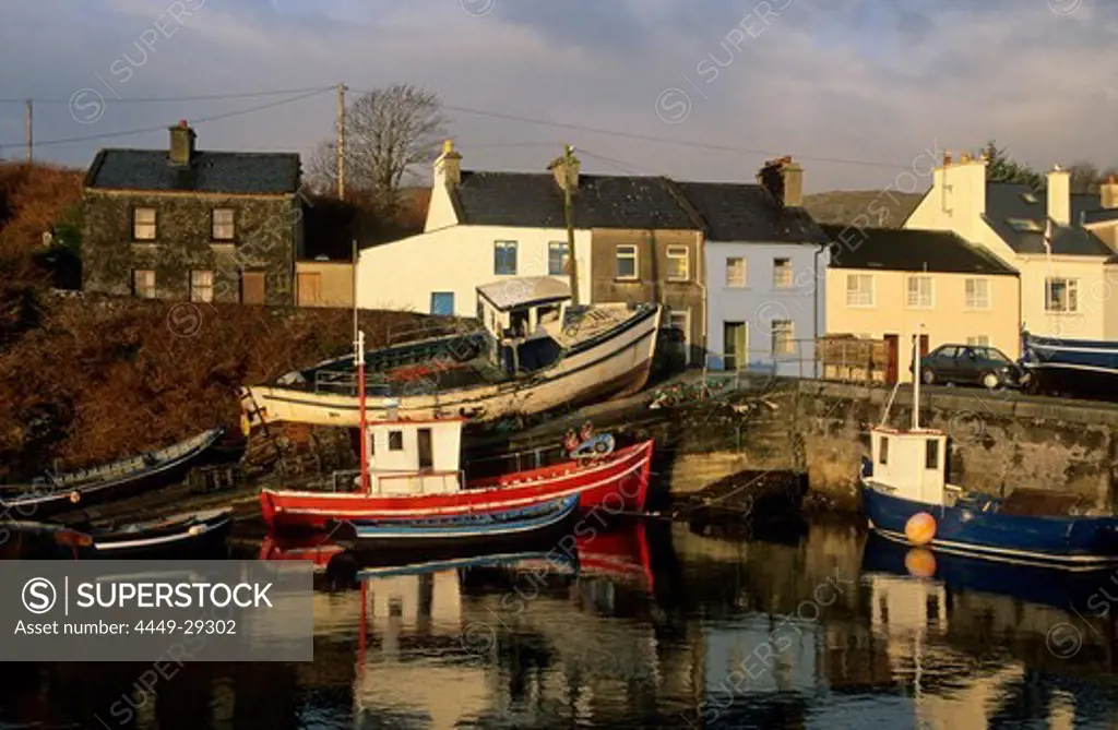 Europe, Great Britain, Ireland, Co. Galway, Connemara, fishing village of Roundstone, fishing boats at the pier