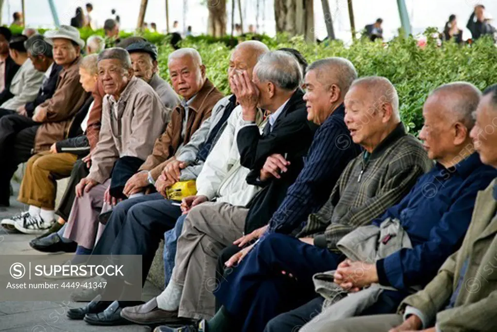 Old men sitting in a park, Lundu district, Xiamen, Fujian province, China, Asia