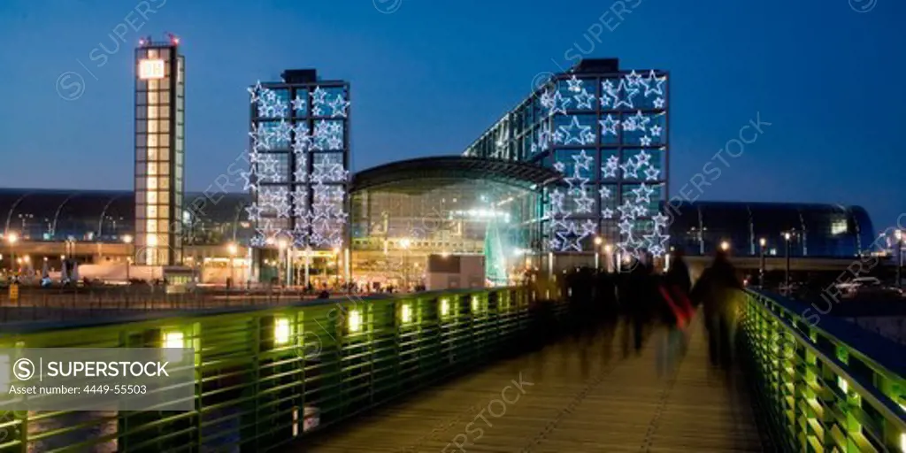 Berlin main station Lehrter Bahnhof, christmas illumination, pedestrian bridge over Spree at twilight, Berlin, Germany