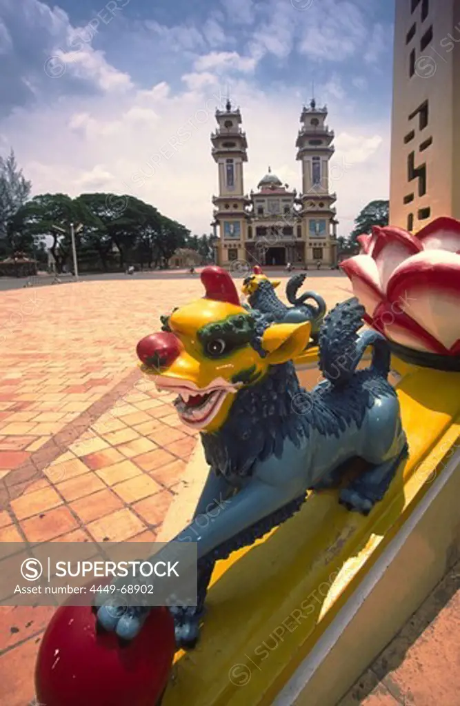 VIETNAM, Cao Dai Temple, Sculpture