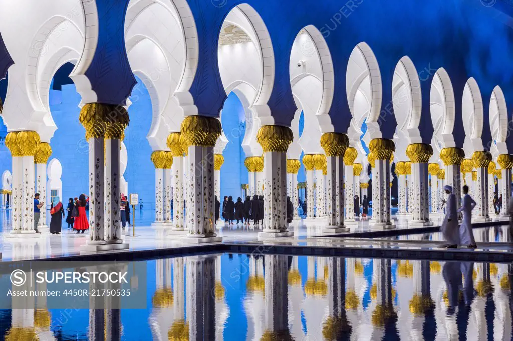 Blue and white Sheikh Zayed Mosque at dusk, Abu Dhabi, United Arab Emirates.