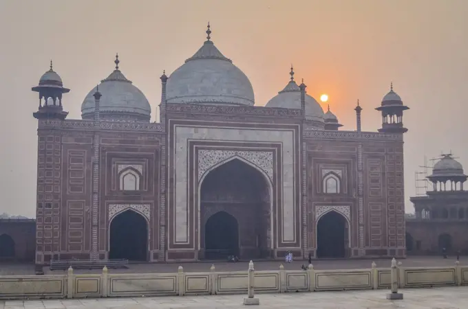 Exterior view of the Taj Mahal palace and mauseleum, a UNESCO world heritage site, a palace with white marble walls inlaid with decorative detail.