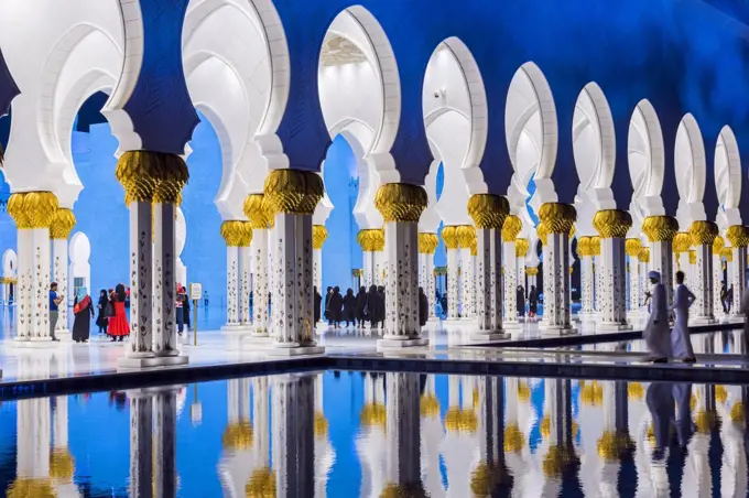 Blue and white Sheikh Zayed Mosque at dusk, Abu Dhabi, United Arab Emirates.