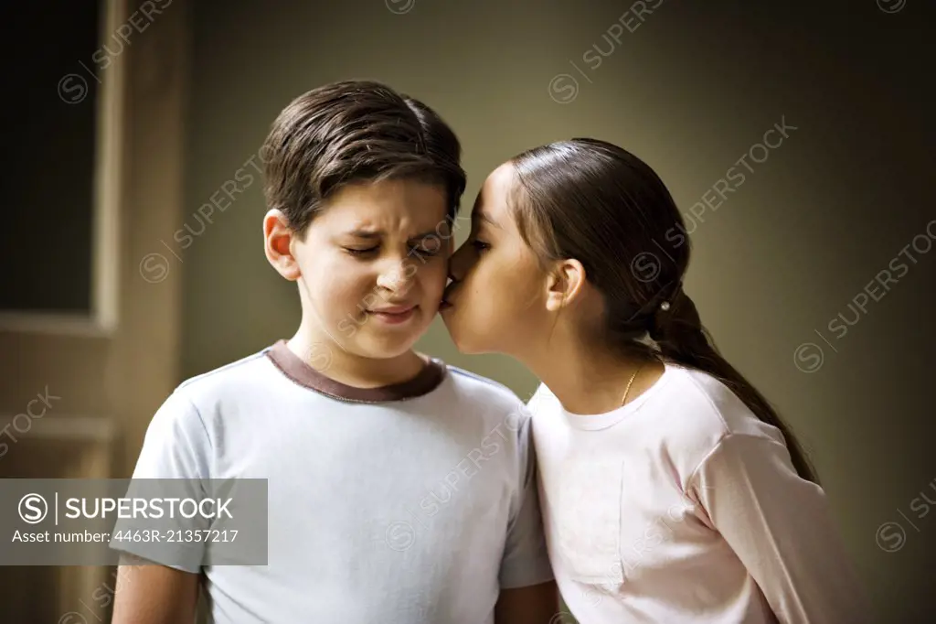 1024px x 682px - A small girl is kissing a small boy. - SuperStock