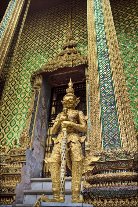 Golden statue at Wat Phra Kaew.