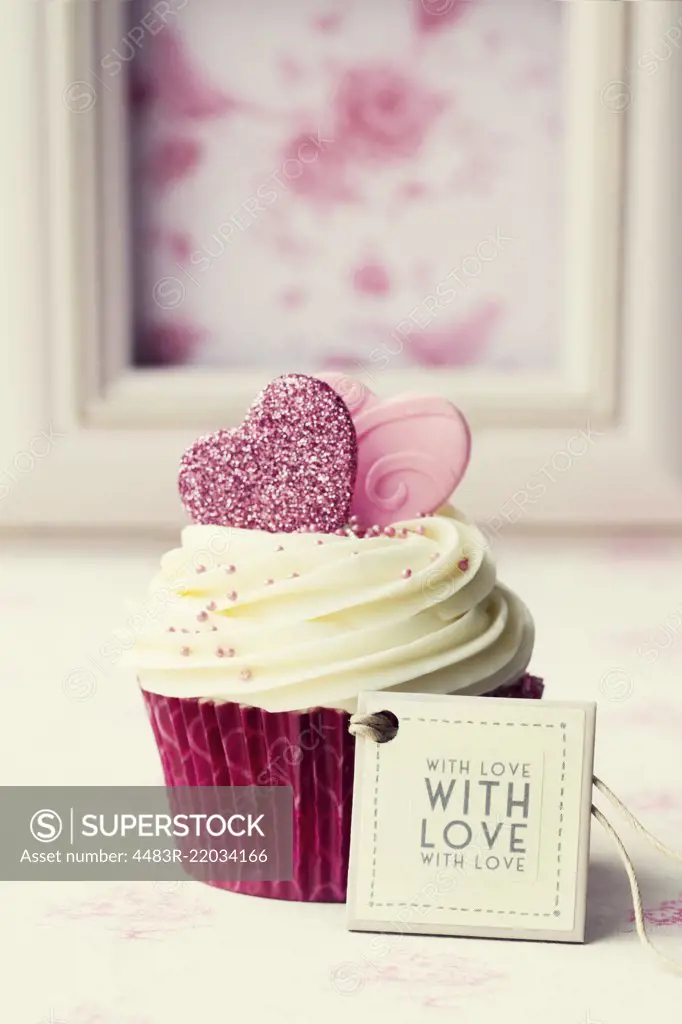 Cupcake gift with tag