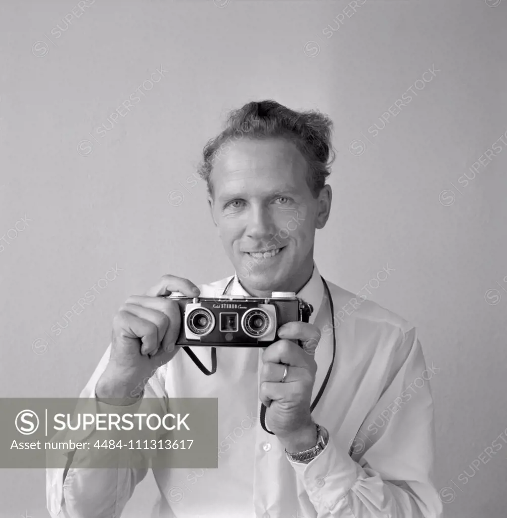 Camera history. A man with a Kodak Stereo Camera. A 35 mm stereo camera produced between 1954 och 1959. The camera took twin shots of the scene, and the slides could then be viewed in dedicated image viewers to experience the depth and effect of the twin lense photography. Sweden 1955