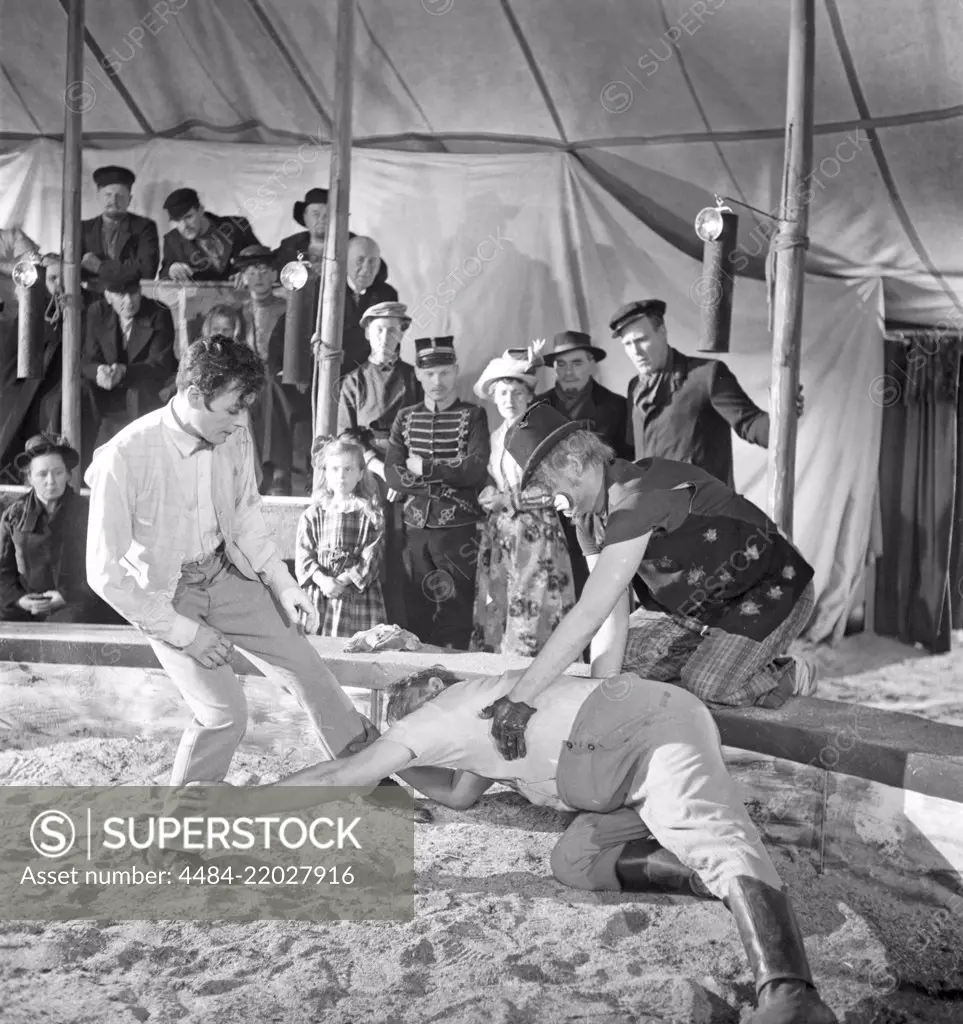 Ingmar Bergman. 1918-2007. Swedish film director. Pictured here actors Hasse Ekman, ˜ke Grˆnberg and Erik Strandmark as Jens the clown 1953 on the film set of the movie Sawdust and Tinsel. Gycklarnas Afton. Photo: Kristoffersson/BL35-12