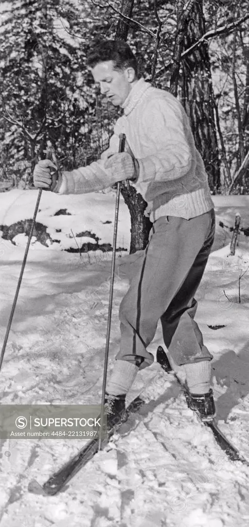 Winter in the 1960s. A man is turning on his skies and has one leg and foot in one direction, and the other one in a different direction. The manor of doing it is a visual describtion and a suitable symbolic image to illustrate something that changes in a surprising way. Sweden 1960 Ref BV58-3