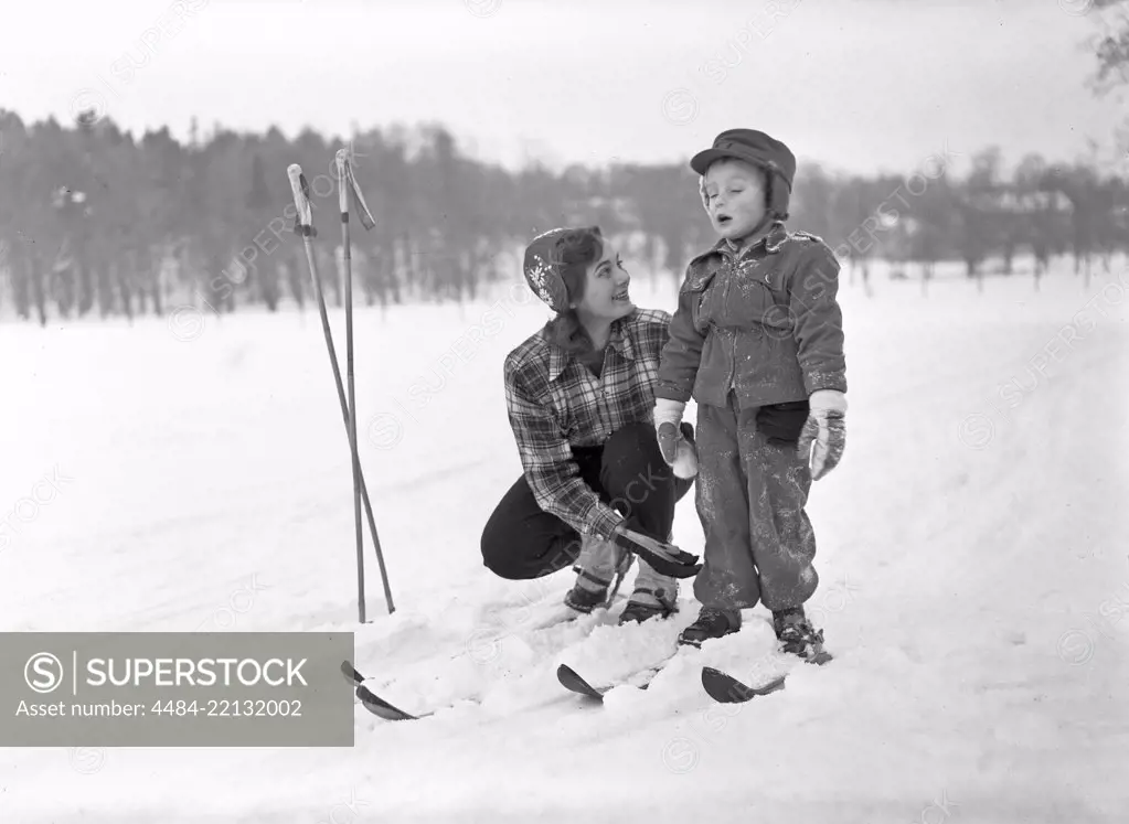 Winter in the 1940s. Actress Märta Torén, 1925-1957, on a winter day skiing with her son. Sweden 1940s. Photo Kristoffersson ref 198A-3