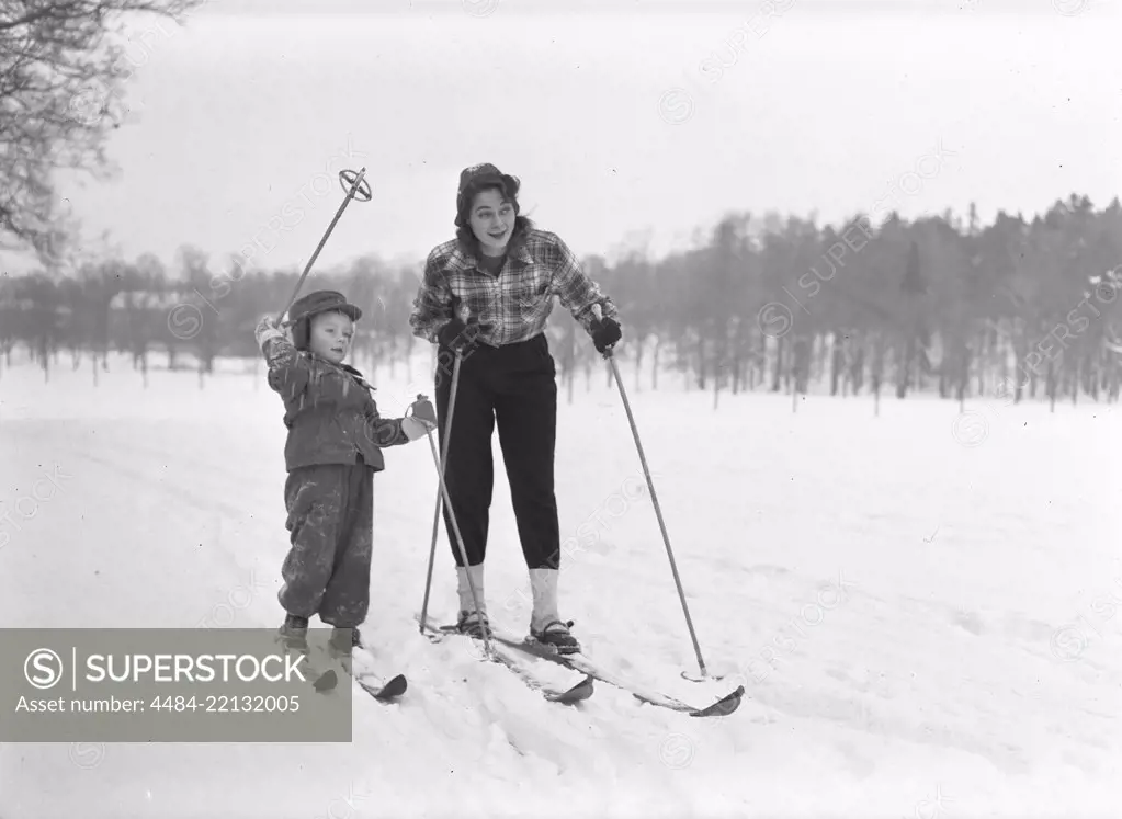 Winter in the 1940s. Actress Märta Torén, 1925-1957, on a winter day skiing with her son. Sweden 1940s. Photo Kristoffersson ref 198A-2