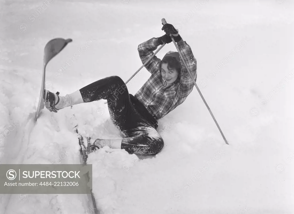 Winter in the 1940s. Actress Märta Torén, 1925-1957, on a winter in the snow. She has fallen and is trying to get up on the skiis again. Sweden 1940s. Photo Kristoffersson ref 198A-4