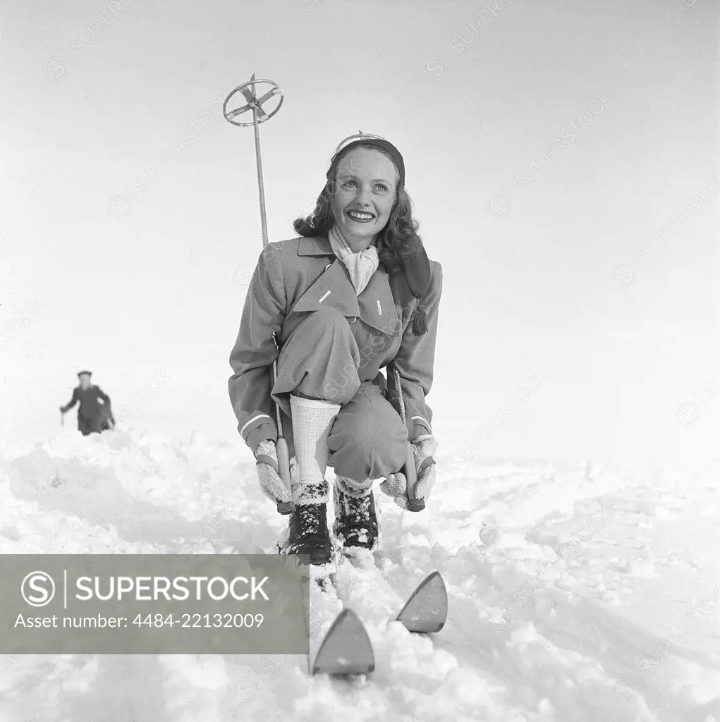 Winter in the 1940s. A young woman is dressed in the typical 1940s winter sports fashion. Sweden 1940s. Photo Kristoffersson ref F121-3