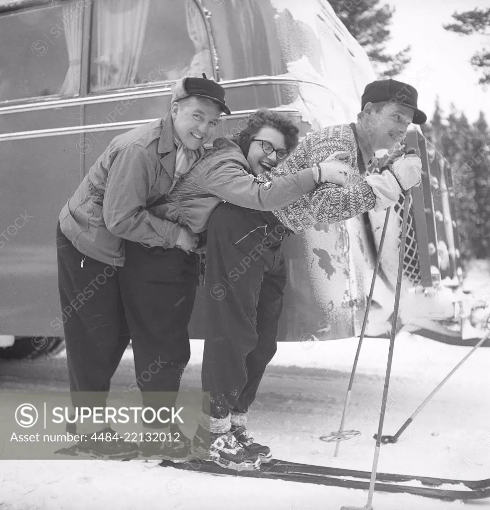 Winter in the 1940s. Two men and a woman is standing on one pair of skis. Sweden 1947. Photo Kristoffersson ref AA36-6