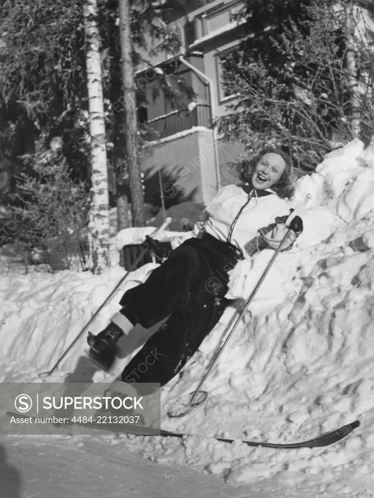 Winter in the 1940s. The young woman actress Inga Tidblad is dressed in the typical 1940s winter sports fashion. Sweden 1942. Photo Kristoffersson ref 229-7