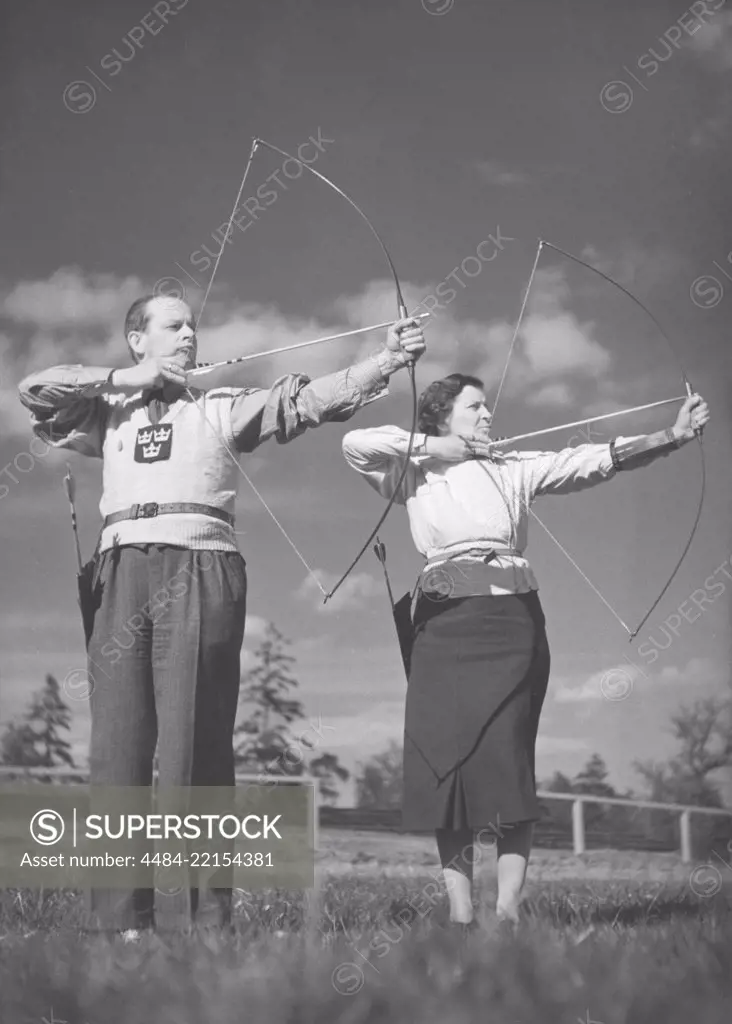 Archers in the 1940s. Henry Kjellson with wife Tina are both active in archery and is here seen participating in a competition 1941.