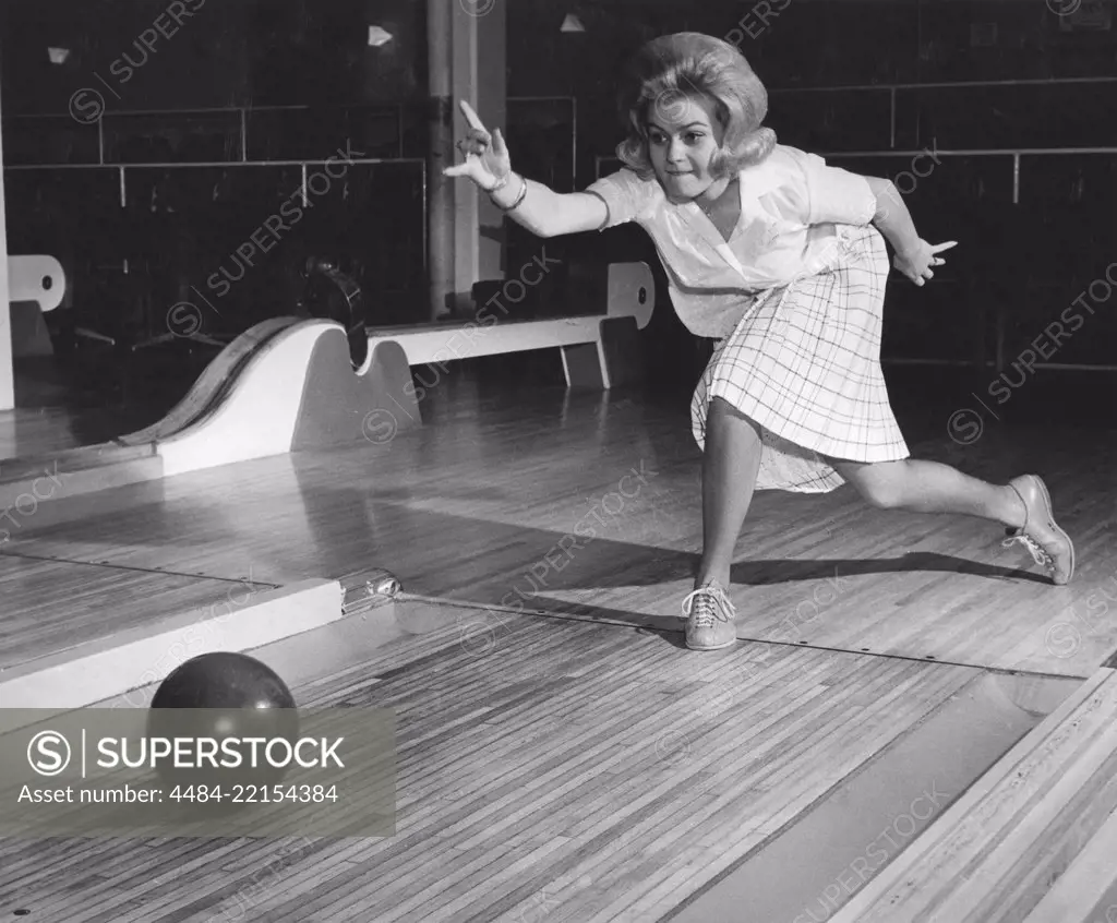 Bowling in the 1960s. Newly elected Stockholm Lucia Inga-Lill Jungnelius is bowling 1963