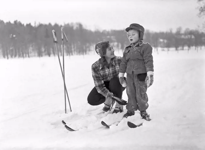 Winter in the 1940s. Actress Märta Torén, 1925-1957, on a winter day skiing with her son. Sweden 1940s. Photo Kristoffersson ref 198A-3
