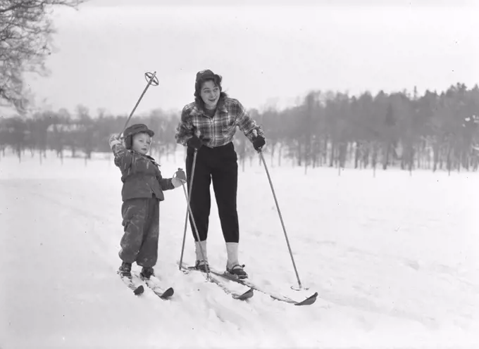 Winter in the 1940s. Actress Märta Torén, 1925-1957, on a winter day skiing with her son. Sweden 1940s. Photo Kristoffersson ref 198A-2