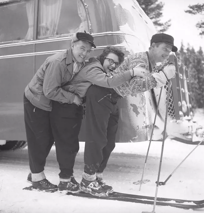 Winter in the 1940s. Two men and a woman is standing on one pair of skis. Sweden 1947. Photo Kristoffersson ref AA36-6