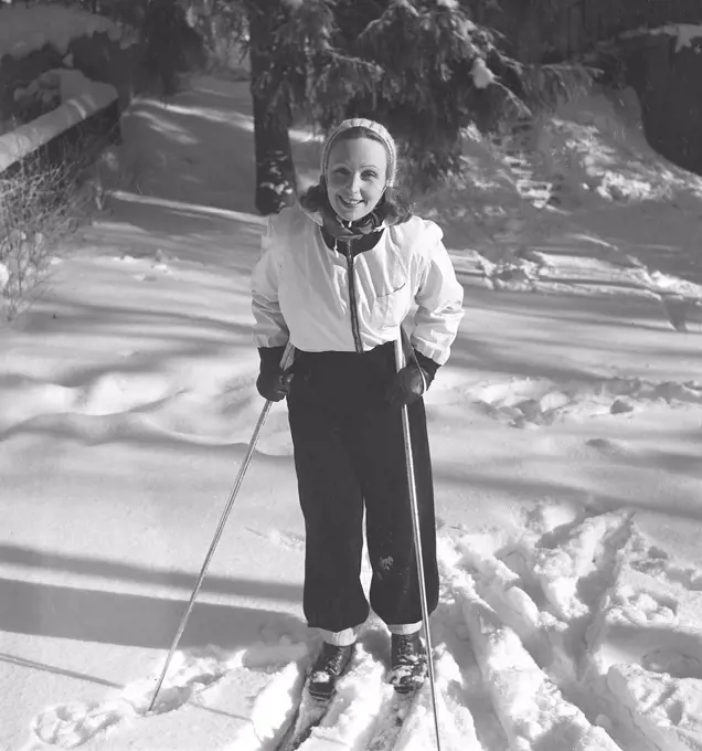 Winter in the 1940s. The young woman actress Inga Tidblad is dressed in the typical 1940s winter sports fashion. Sweden 1942. Photo Kristoffersson ref 229-7