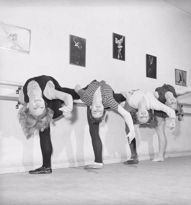 Ballet school in the 1940s. Three young dancers are practising their ballet in a ballet studio. Sweden 1940s. Photo Kristoffersson ref Y25-2