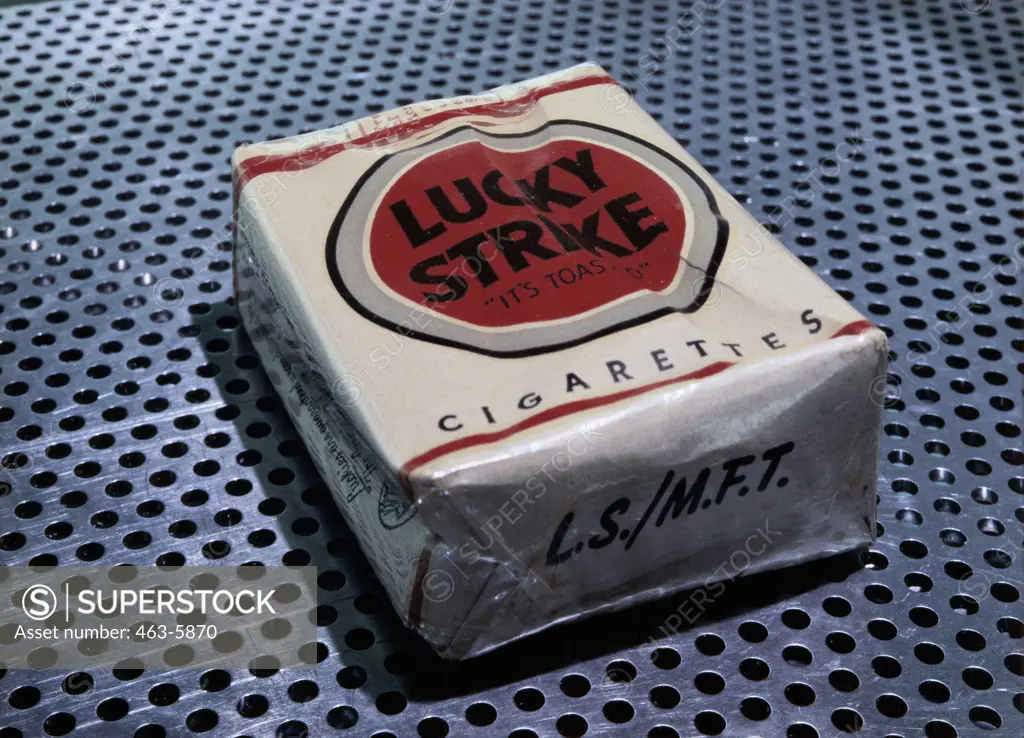 Lucky-Strike-Packung, 1942.(Design: Raymond Loewy, 1893-1986).Privatbesitz Berlin.