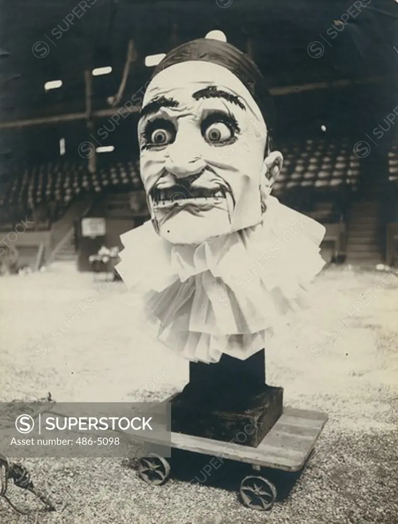 Statue of clown Otto Griebling