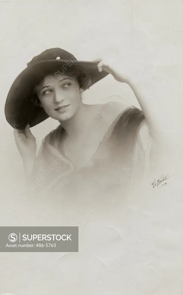 USA, New York, Studio shot of Helen Barnes in ""Ziegfeld Follies"" at New Amsterdam Theatre